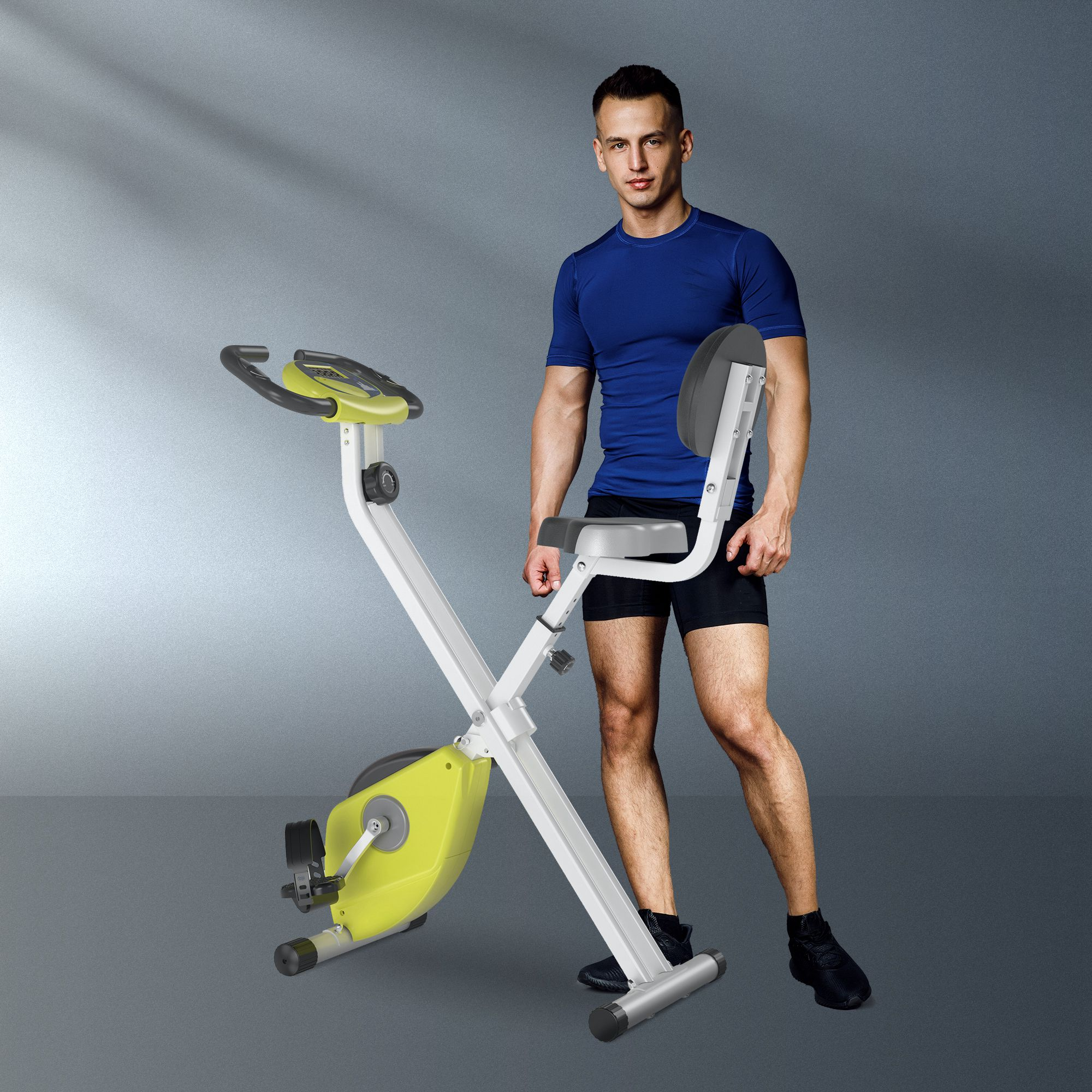 Ein Mann in Sportkleidung steht neben einem leichten, faltbaren Heimtrainer mit gelben Akzenten.