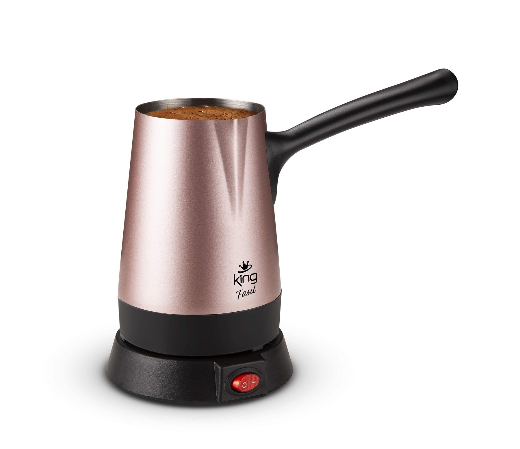 Rose gold kahve cezvesi, siyah saplı, siyah tabanlı, kahve dolu.