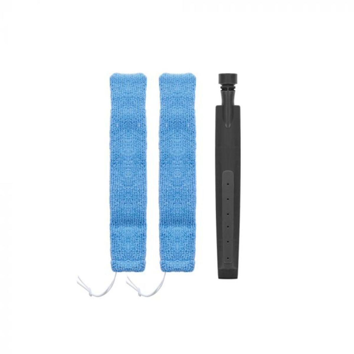 İki mavi mikrofiber paspas pedi ve bir siyah sap.