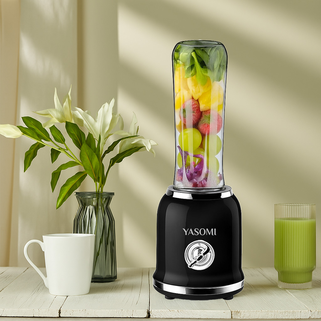 Meyveli siyah blender, beyaz kupa ve vazoda çiçekler.
