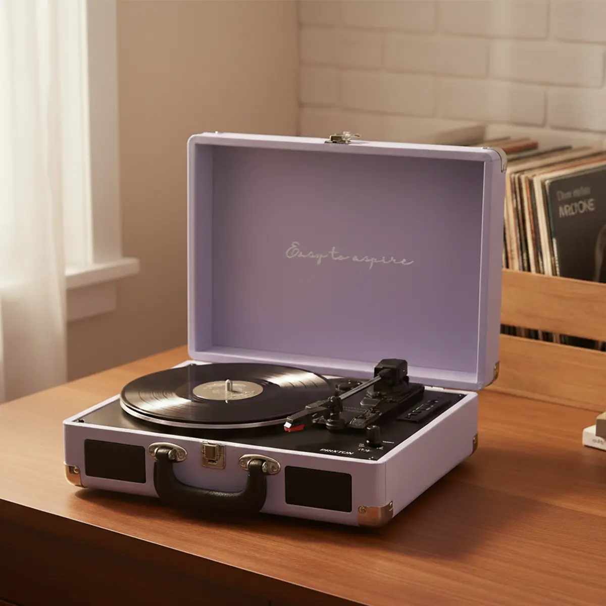 Fioletowy gramofon z płytą winylową na drewnianym stole.