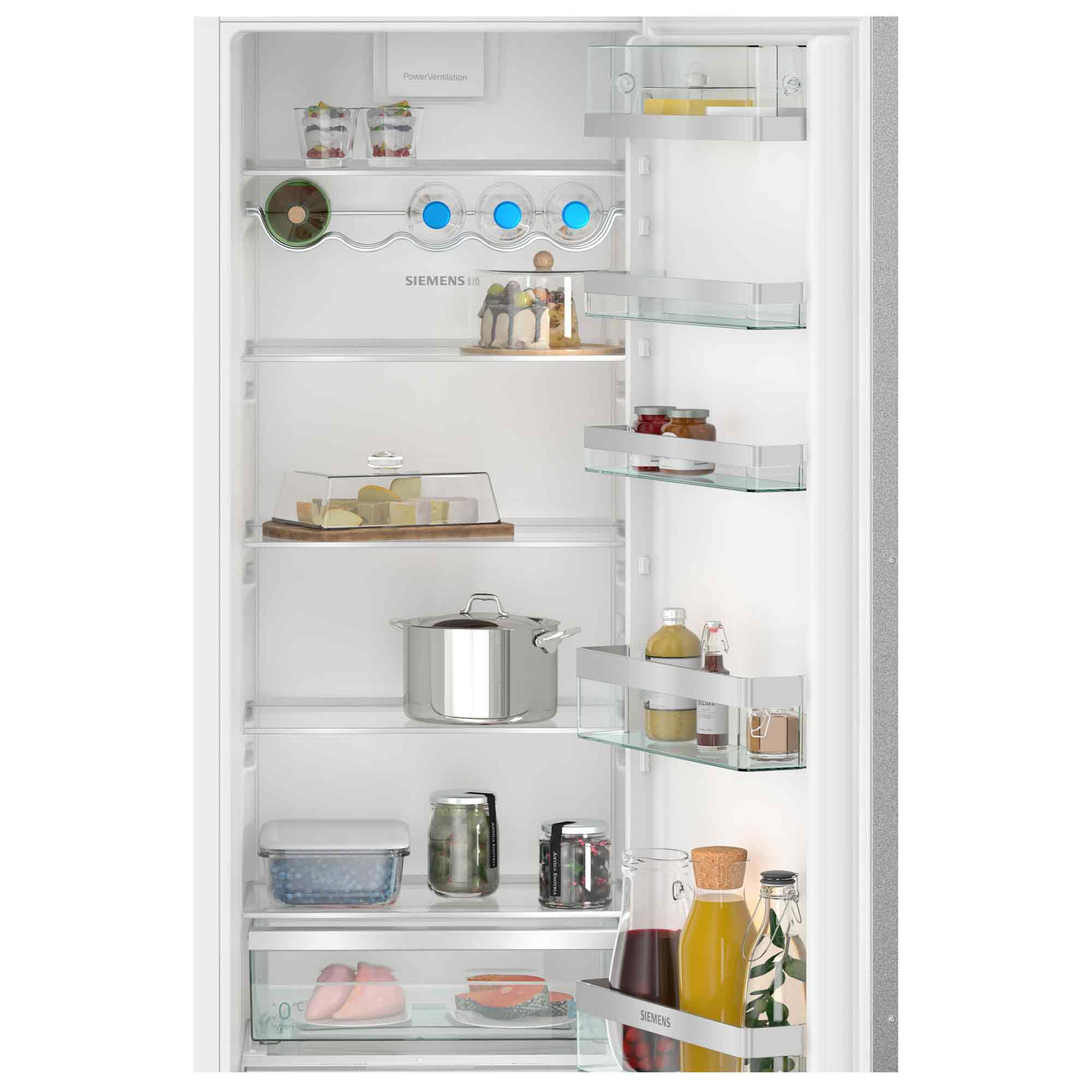 Gefüllter Kühlschrank mit Lebensmitteln, Töpfen und Gläsern auf Regalen.