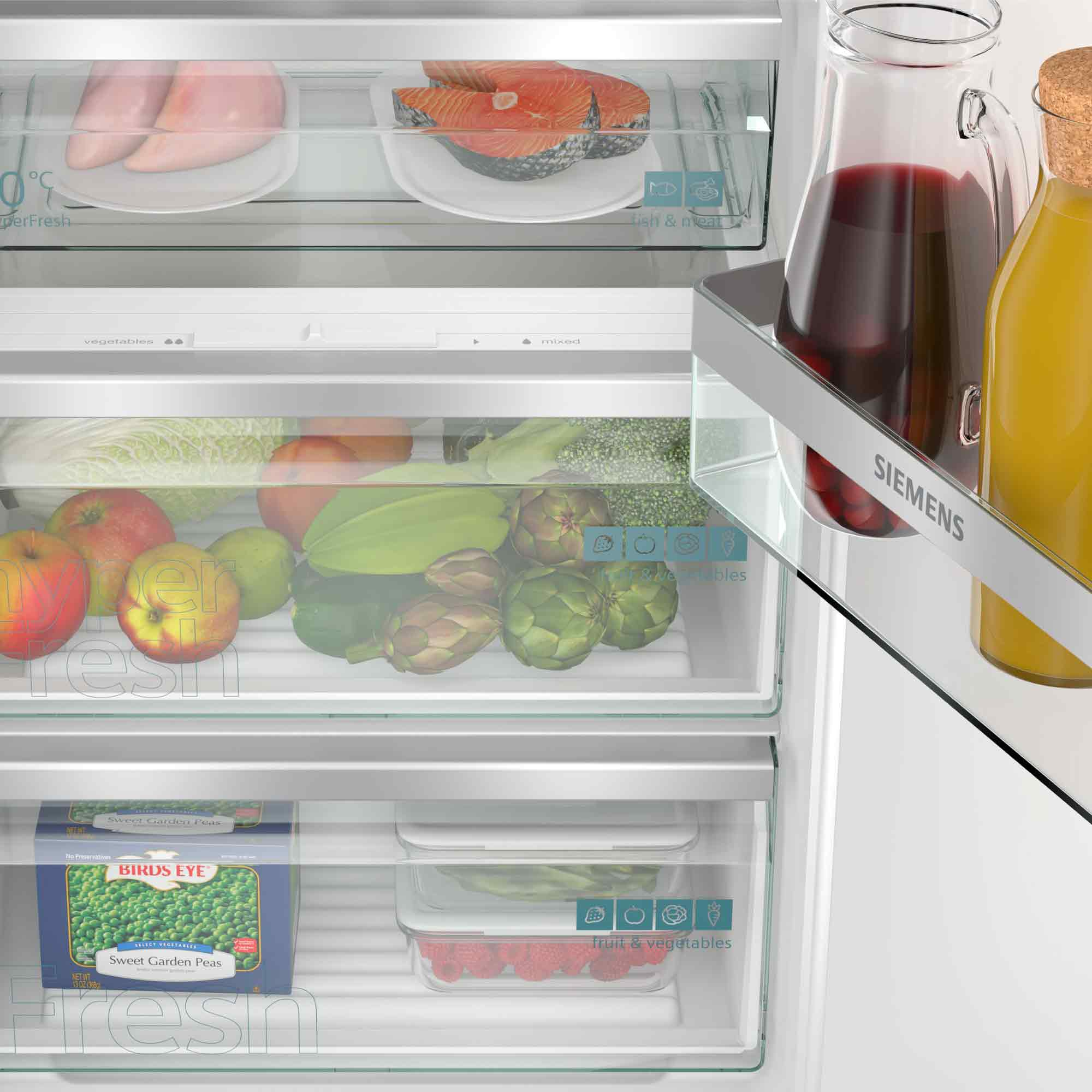 In einem Kühlschrank mit Regalen voller Lebensmittel: Hühnchen, Fisch, Gemüse, Getränke und gefrorene Erbsen.