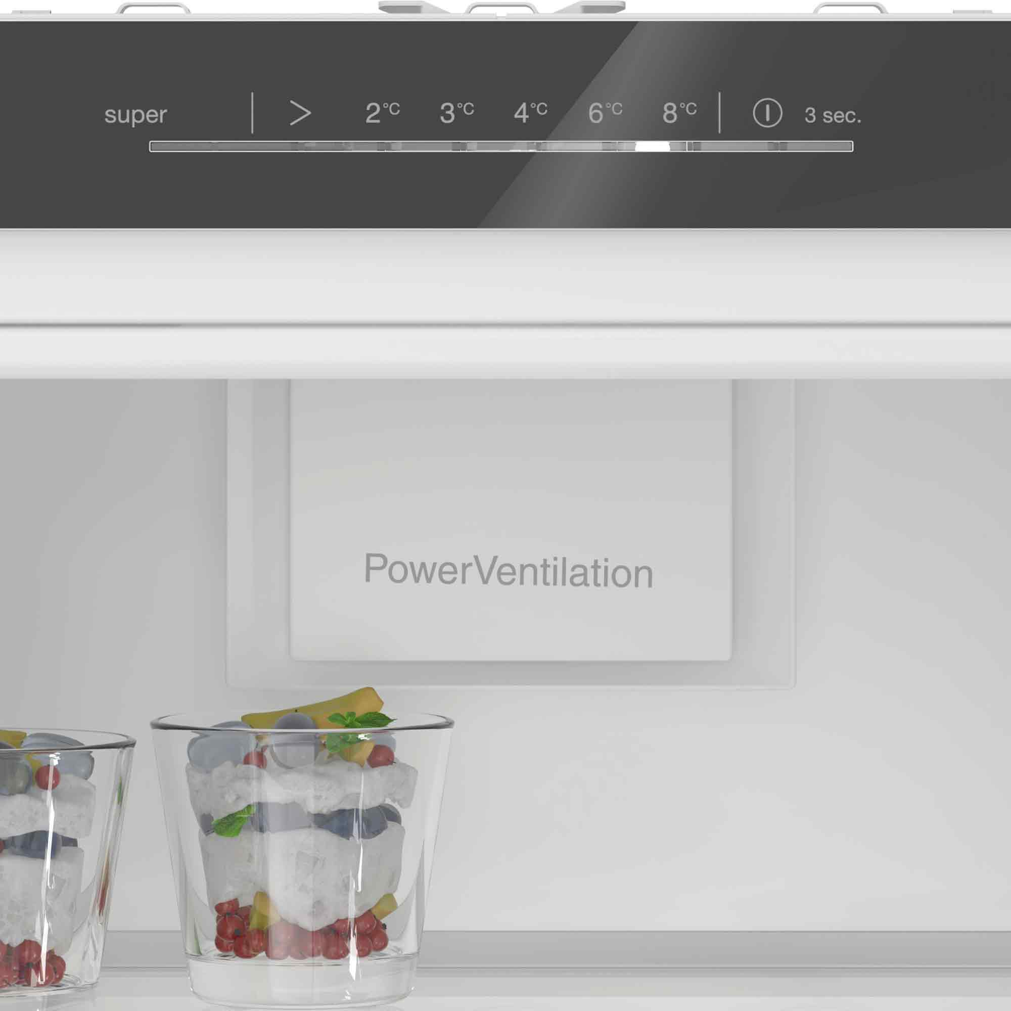 Kühlschrank mit "PowerVentilation" und Temperaturanzeige.
