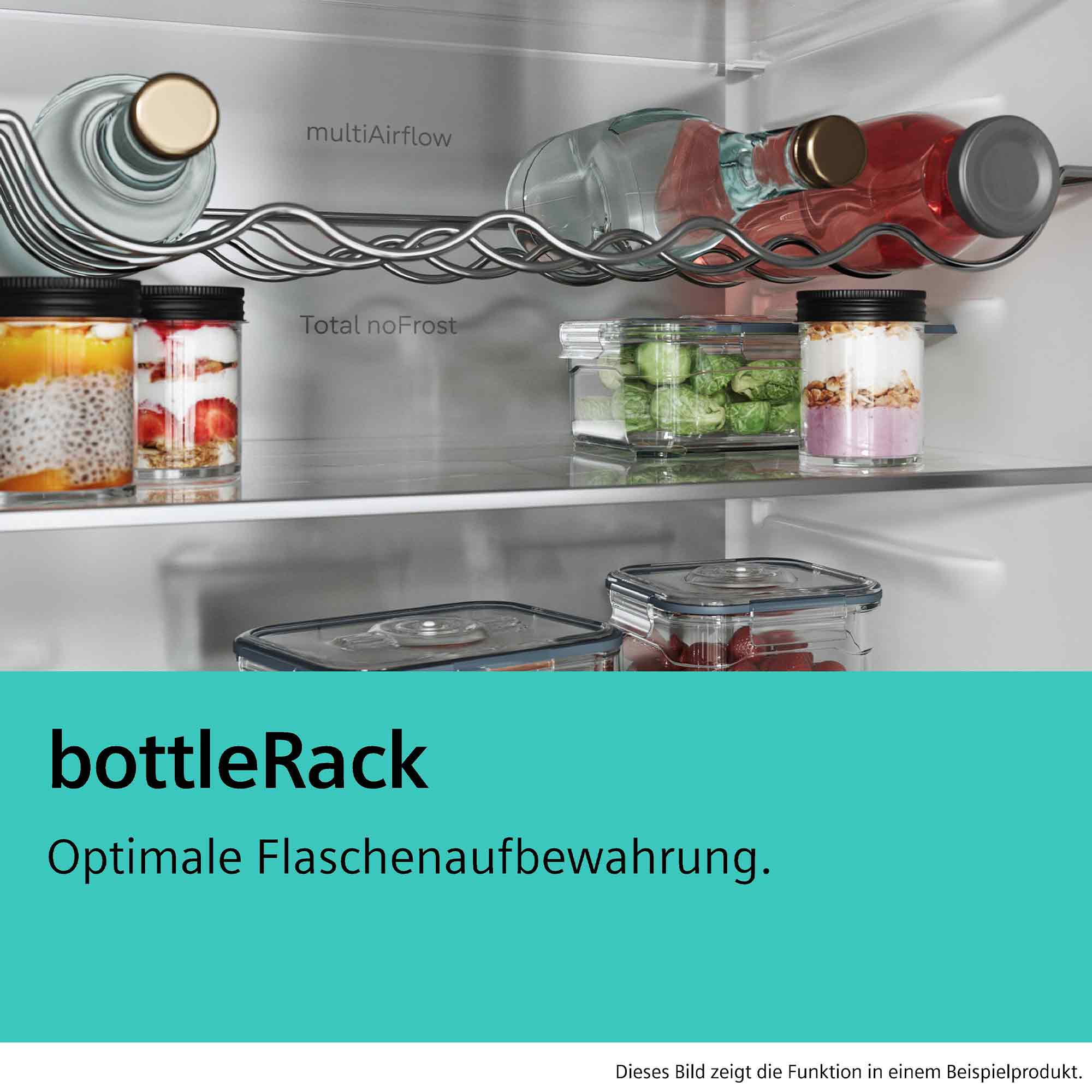 Getränke und Lebensmittel in Behältern im Kühlschrank.