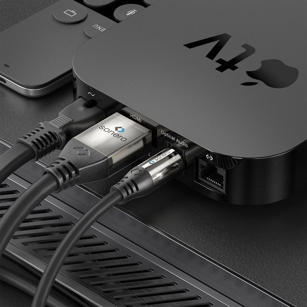 Ein HDMI- und ein optisches Audiokabel sind an ein schwarzes Apple TV-Gerät angeschlossen.