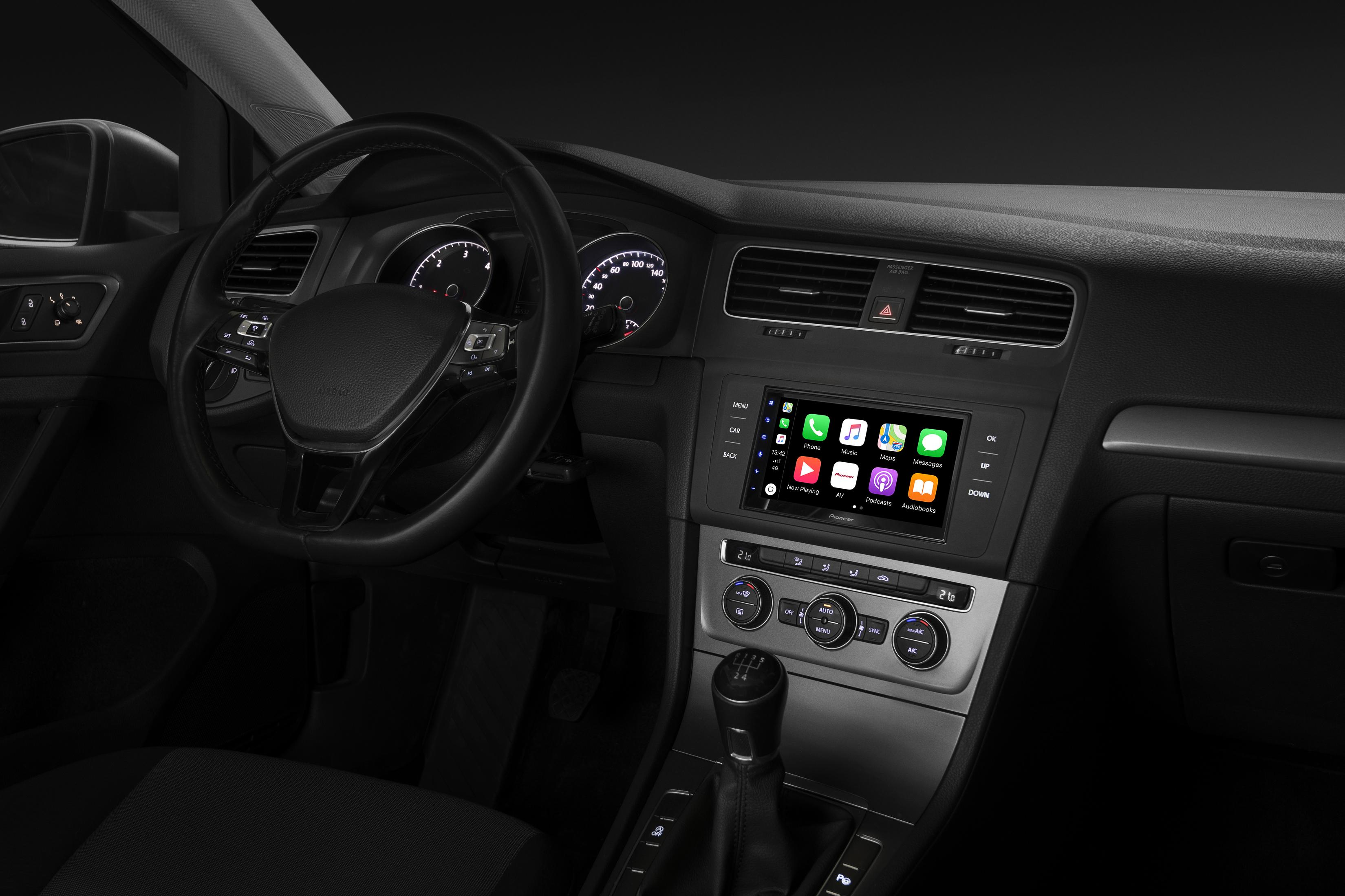 Tableau de bord de voiture avec système d'infodivertissement tactile et volant.