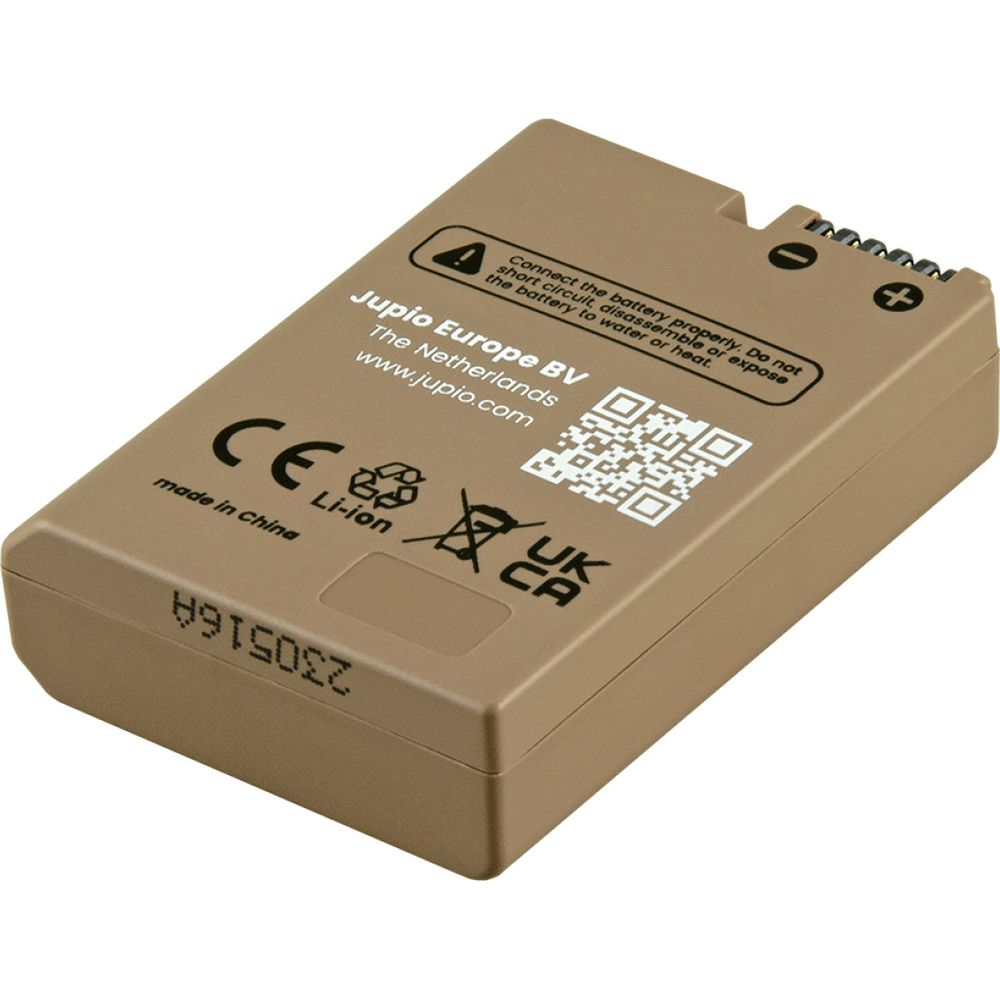 Una batteria Jupio Li-ion marrone con loghi CE e UKCA e simboli di avvertenza.