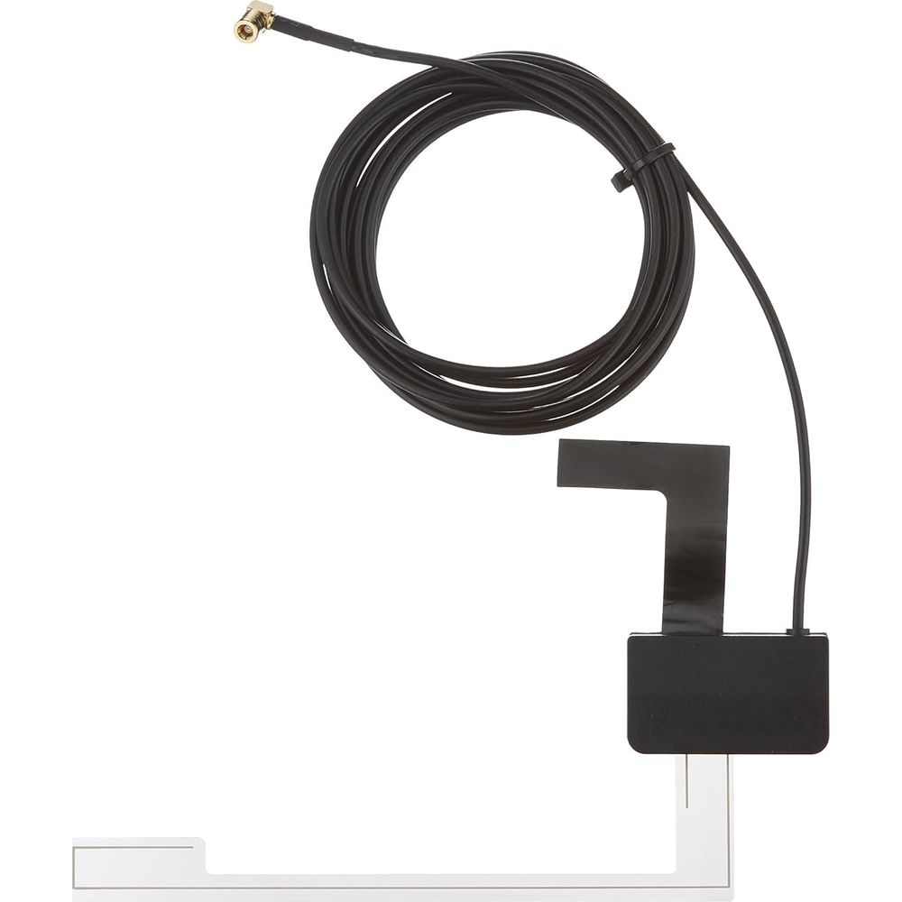 Câble noir avec connecteur SMA et antenne plate sur fond blanc.