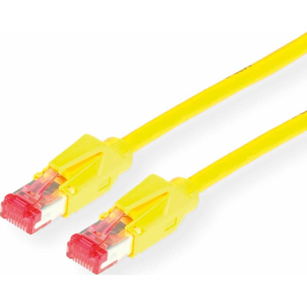 Deux câbles réseau jaunes avec connecteurs rouge et blanc sont côte à côte.