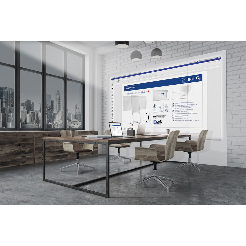 Ufficio moderno con tavolo grande, sedie, laptop e schermo con presentazione.