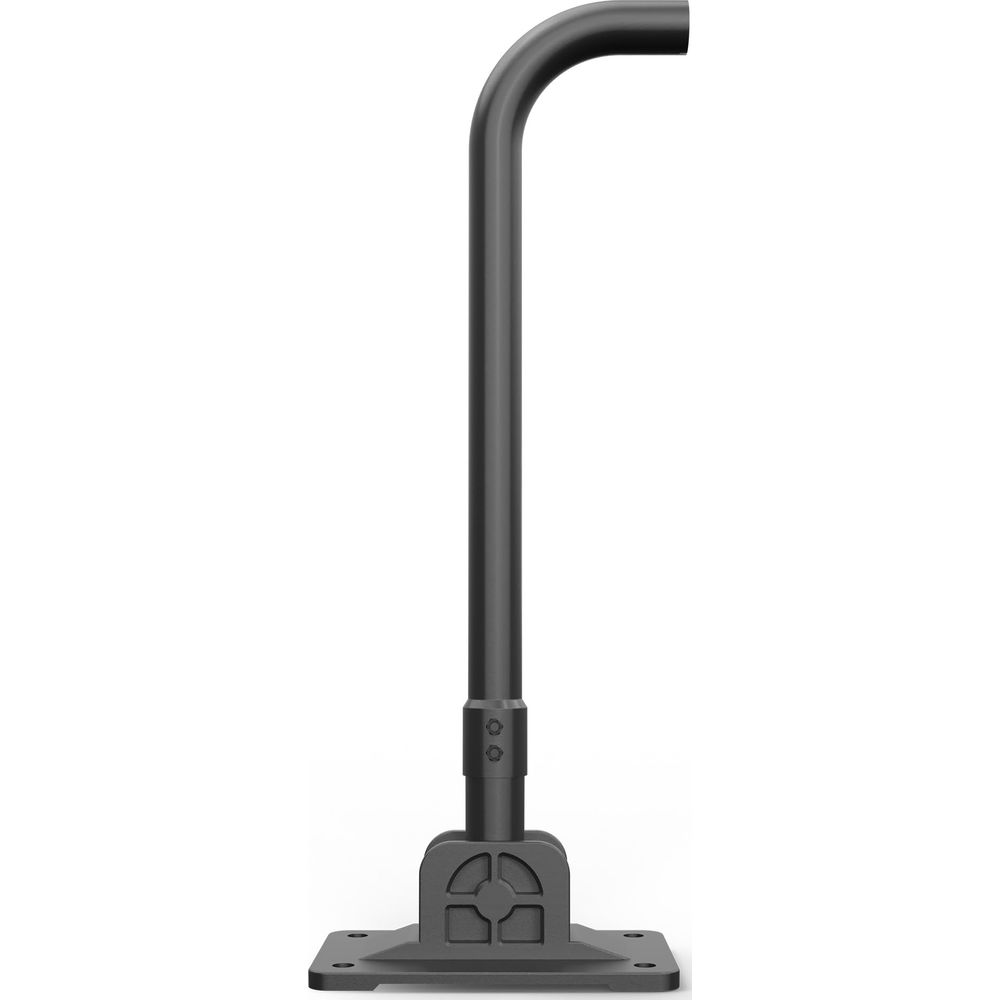 Un poteau de lampadaire noir en métal avec un bras courbé sur fond blanc.