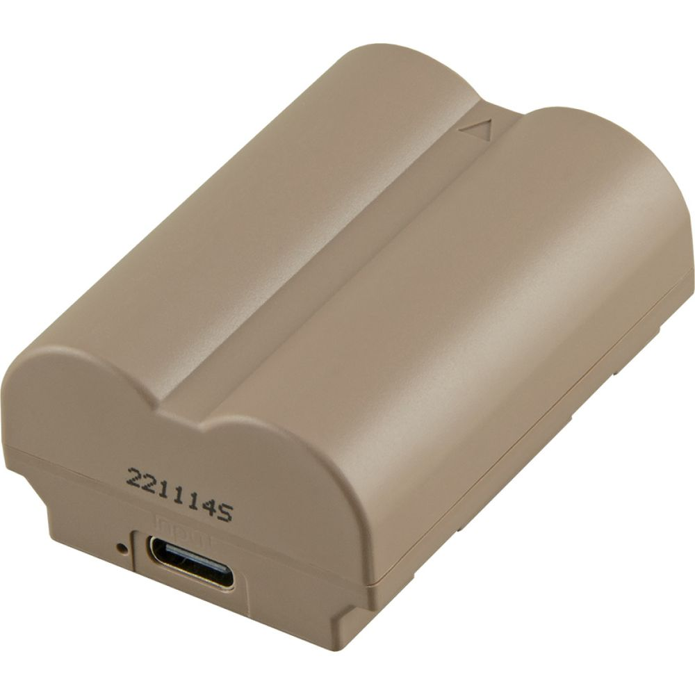 Una batteria color cuoio con porta USB-C e il numero 221114S.