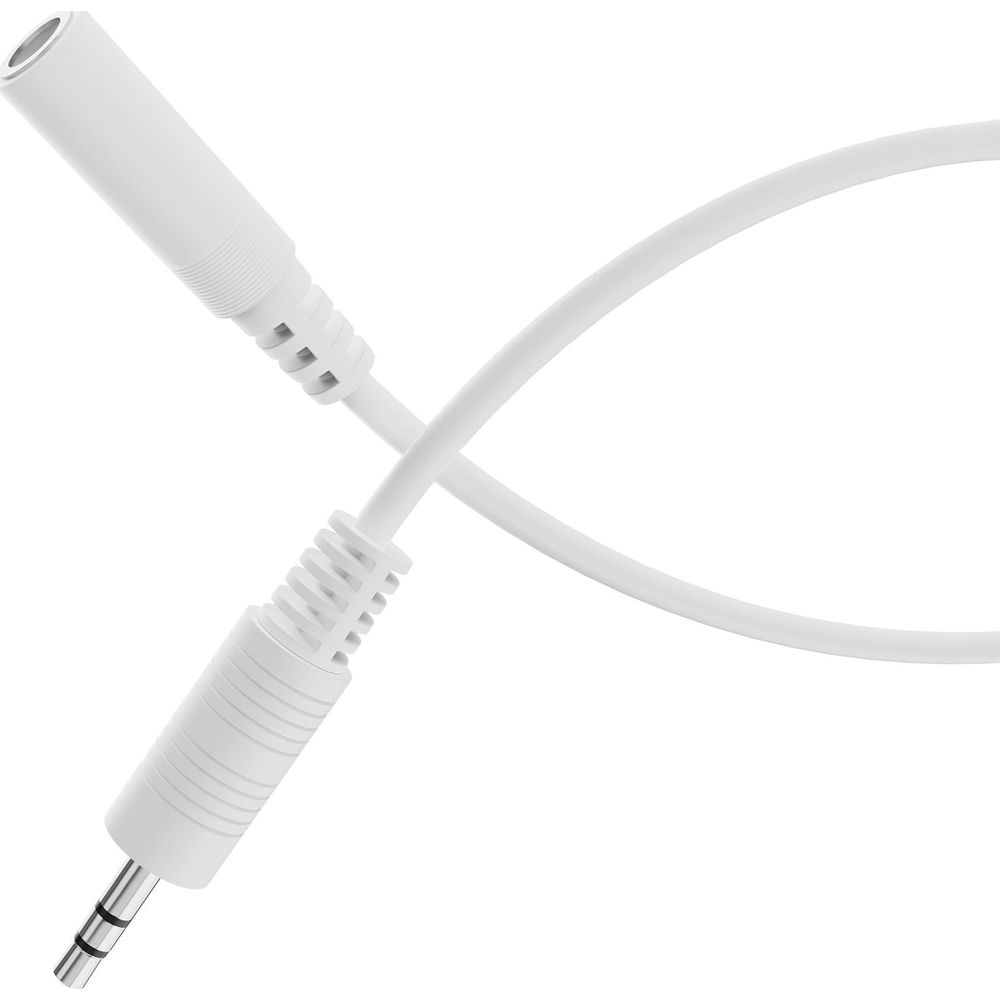 Ein weißer 3,5-mm-Klinkenadapter und ein Kabel auf weißem Hintergrund.