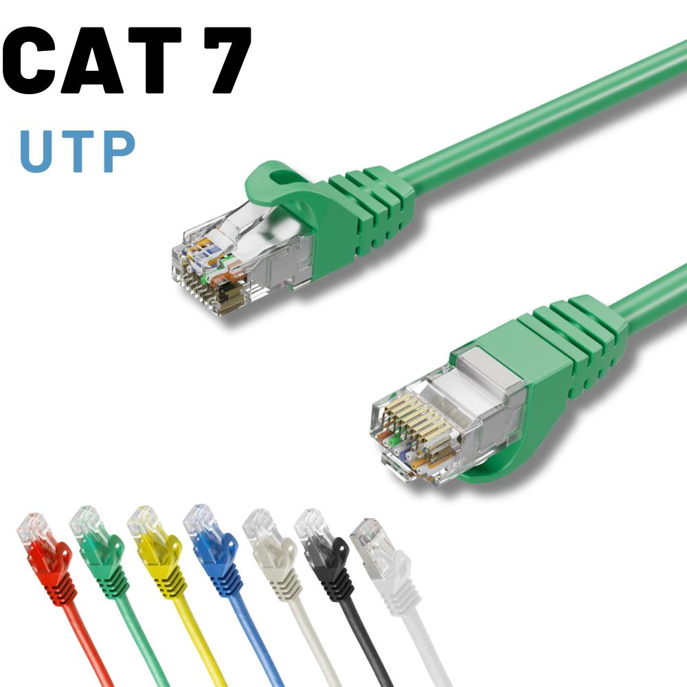 Yeşil CAT 7 UTP kablolar RJ45 konektörlü ve renkli kablolar sırası.