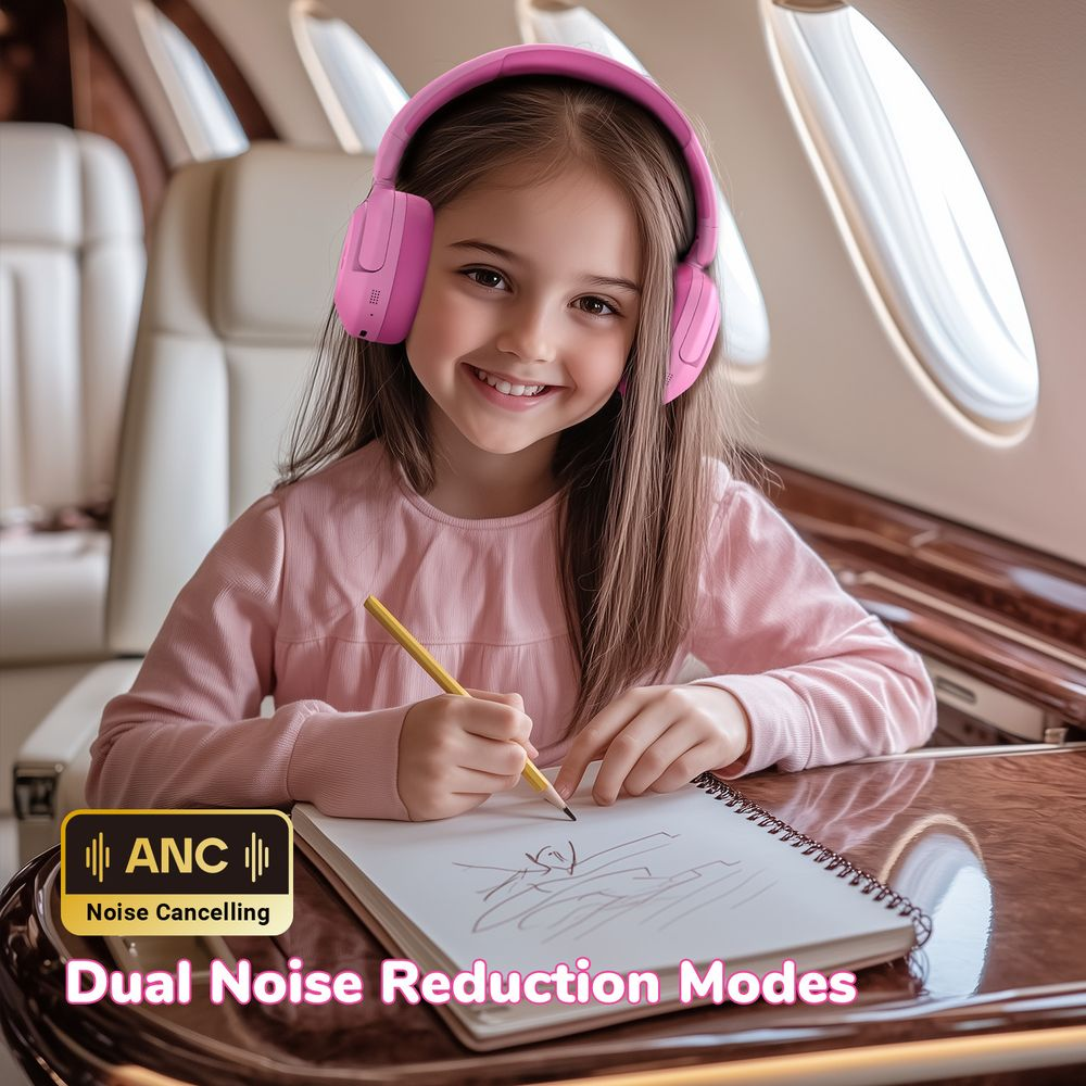 Une fille souriante avec un casque rose dessine sur un bloc-notes dans un jet privé.