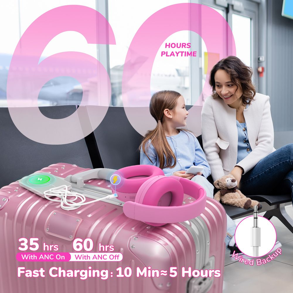 Femme et fille à l'aéroport avec valise rose, casque et chargeur.