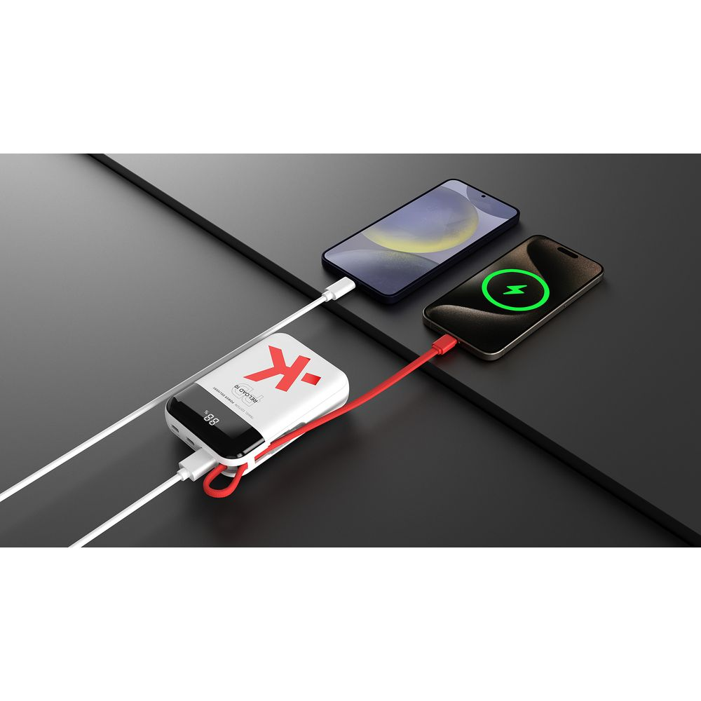 Une banque d'alimentation blanche charge deux smartphones. Câbles rouge et blanc.