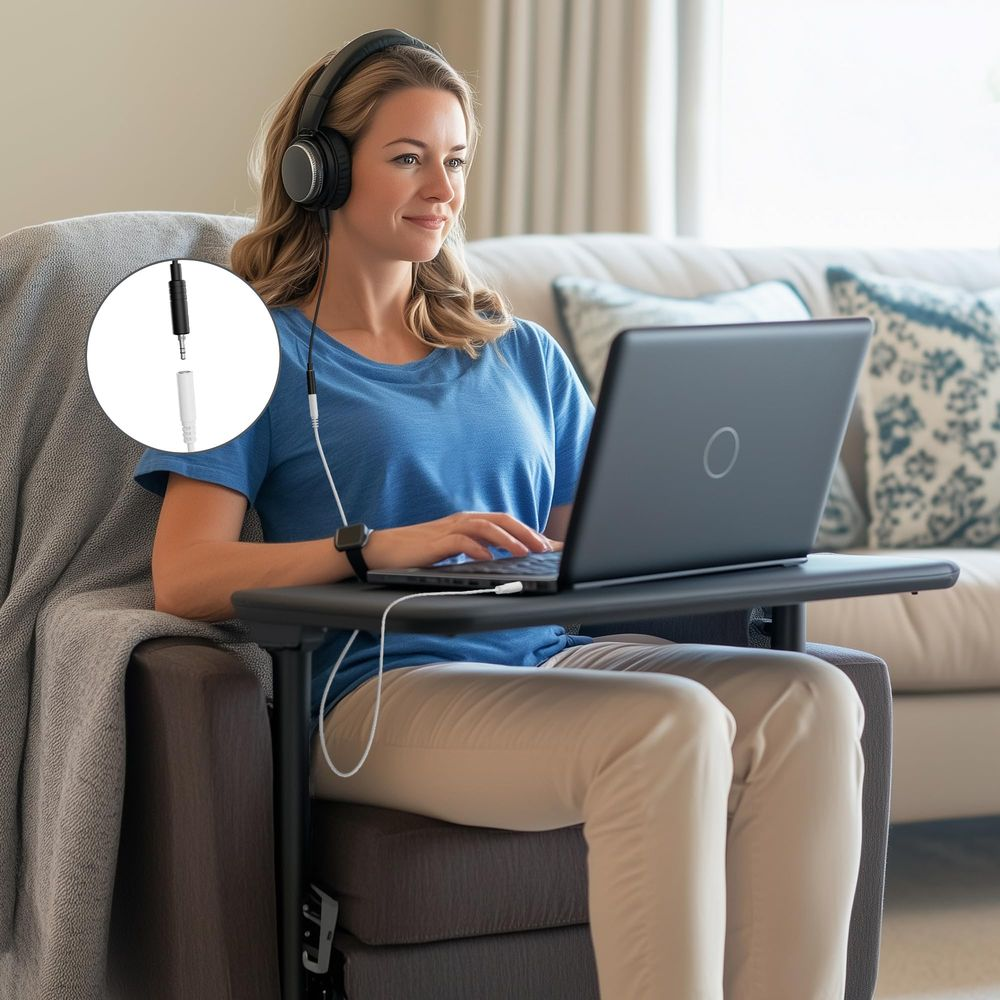 Frau mit Kopfhörern am Laptop auf einem Tischsitz, mit Adapter im Kreis.