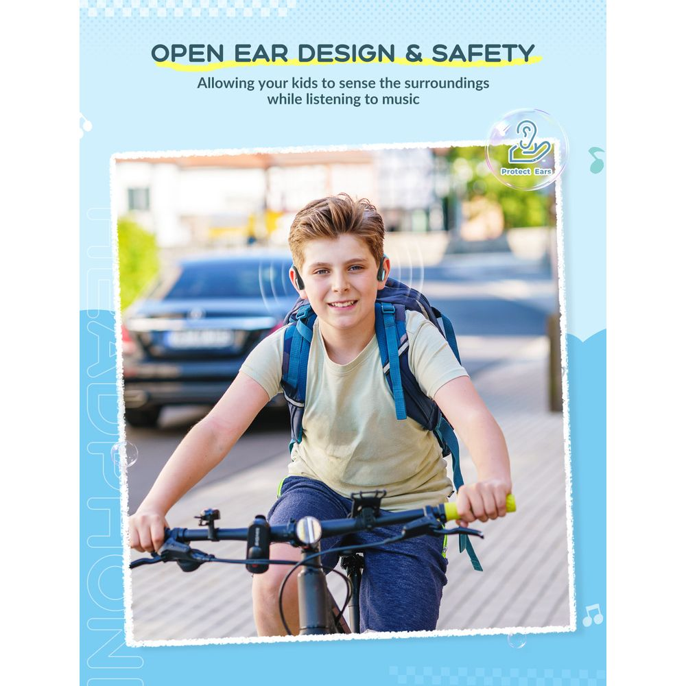 Garçon à vélo avec écouteurs ouverts, souriant, voiture en arrière-plan.