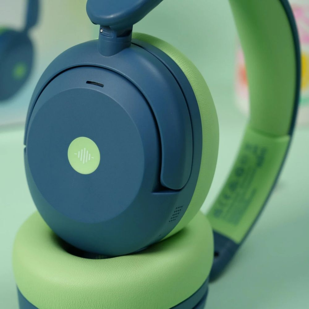 Casque bleu et vert avec logo d'onde sonore sur le cache-oreille. Fond vert menthe doux.