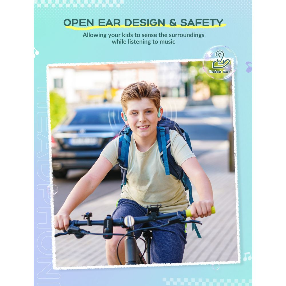 Garçon à vélo avec écouteurs ouverts, conscient de son environnement.