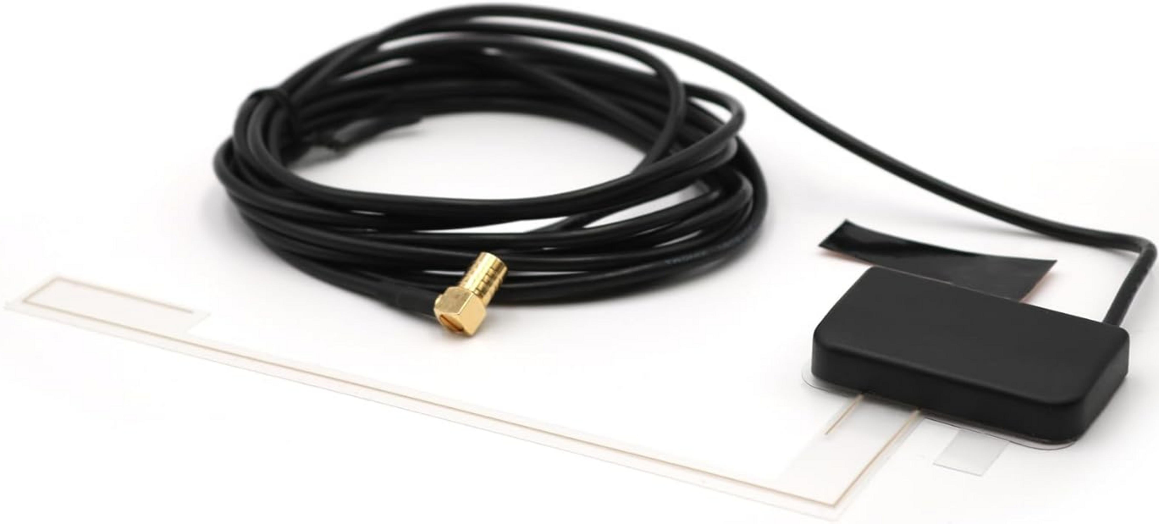 Schwarzes Kabel mit goldenem Stecker und flacher Antenne auf weißem Hintergrund.
