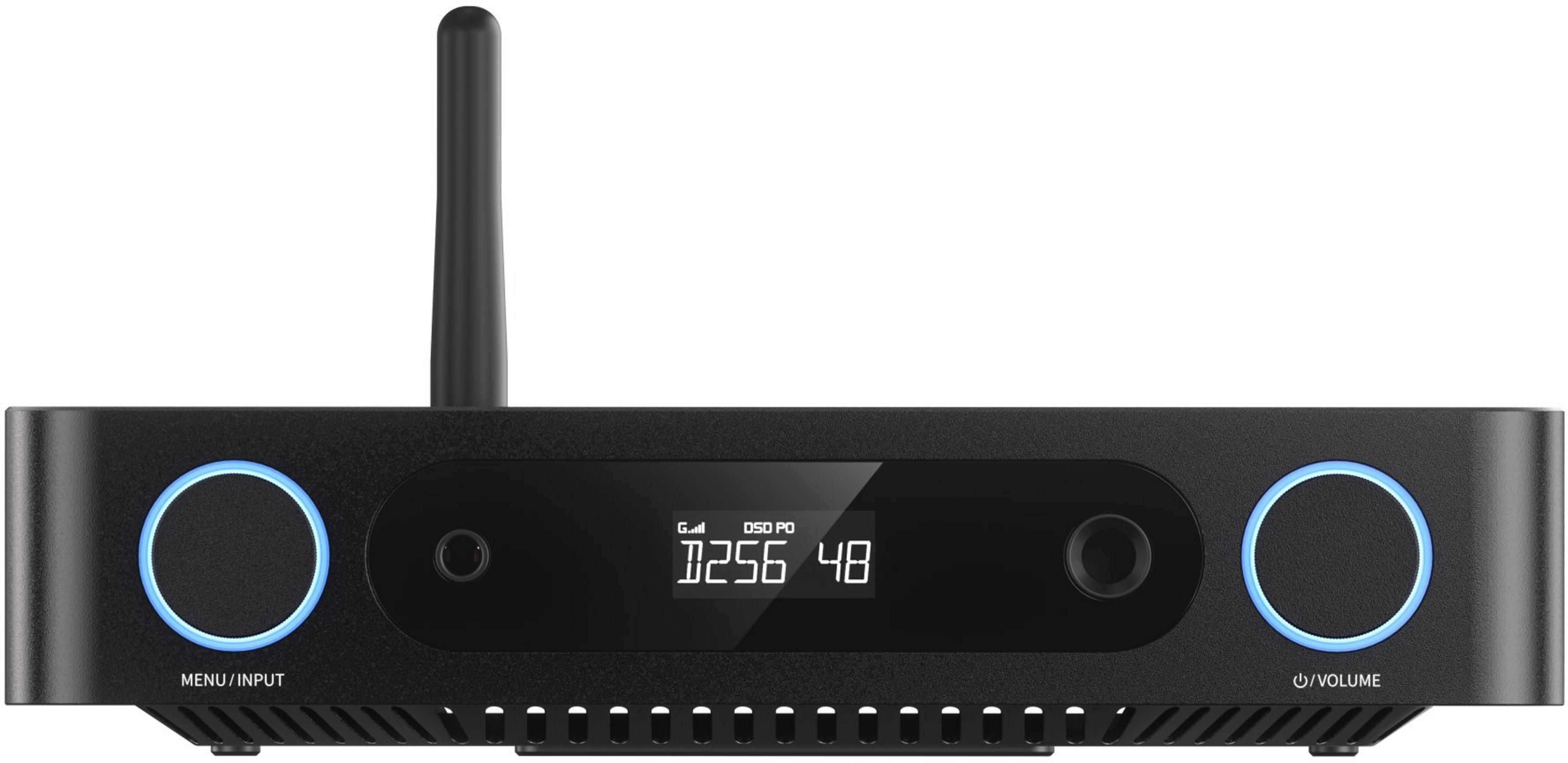 Czarne urządzenie audio z anteną, wyświetlaczem i niebieskimi podświetlanymi przyciskami.