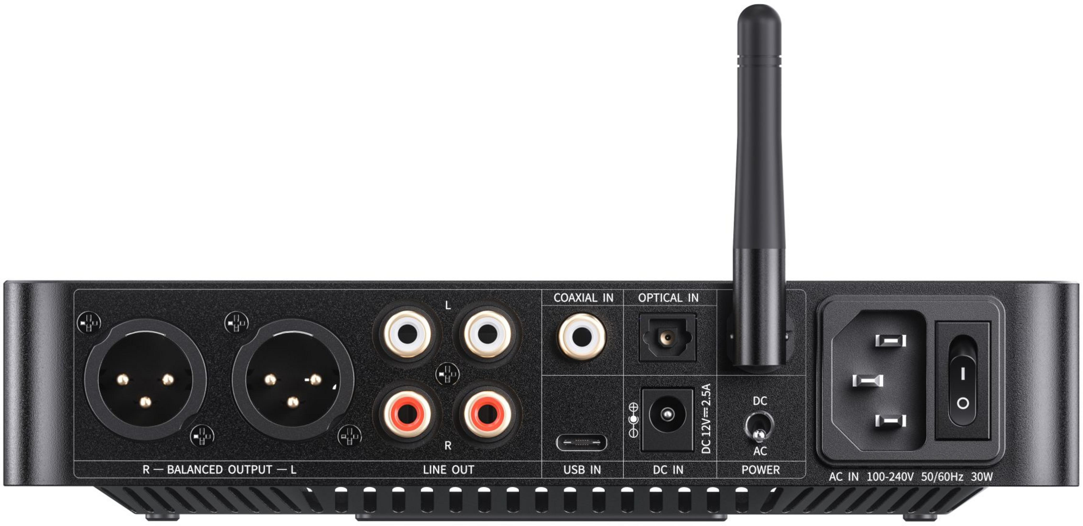 Tył urządzenia audio ze złączami XLR, RCA, wejściami cyfrowymi i zasilaniem.