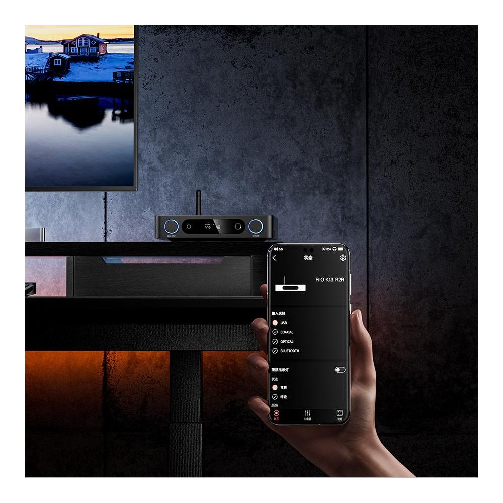 Smartfon wyświetla ustawienia FiiO K13 R2R obok sprzętu audio i telewizora.