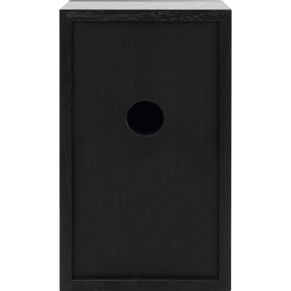 Ein schwarzer Holzschrank mit einem runden Loch in der Mitte.