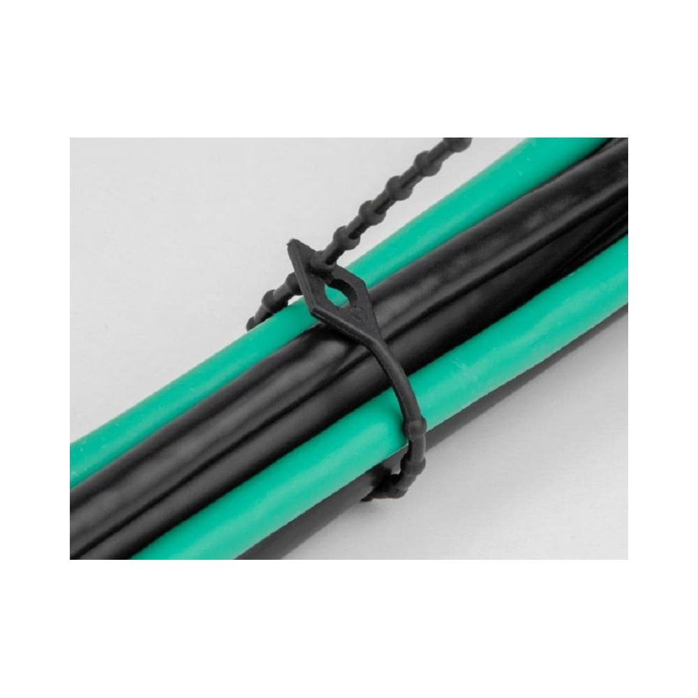 Schwarzer Kabelbinder hält grüne und schwarze Kabel zusammen.