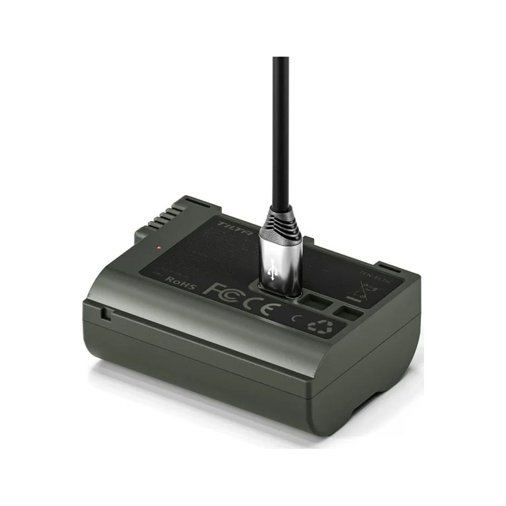 Un cavo nero è inserito in una batteria grigio scuro.