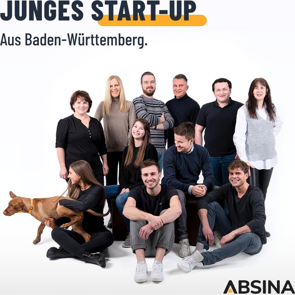 Un gruppo di 10 persone e un cane posano per una foto.