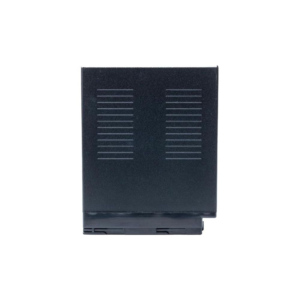 Scatola elettronica nera con fessure di ventilazione orizzontali.