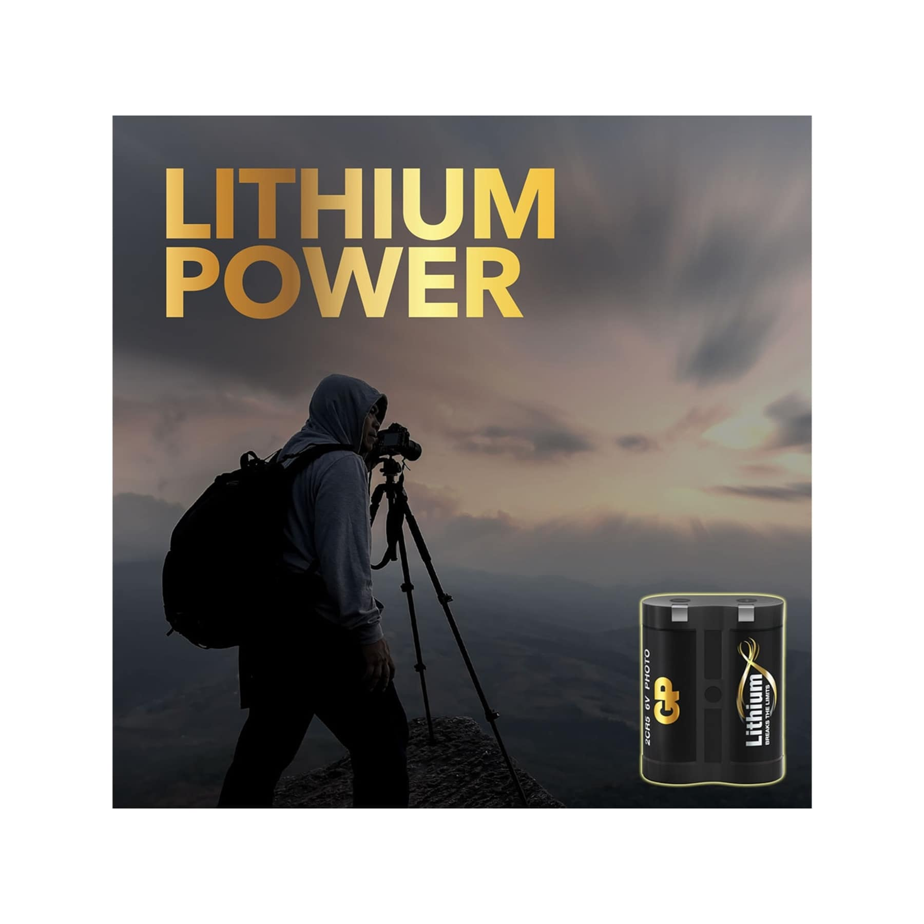 Ein Fotograf mit Rucksack auf einem Berg bei Sonnenuntergang, daneben die GP Lithium-Batterie.