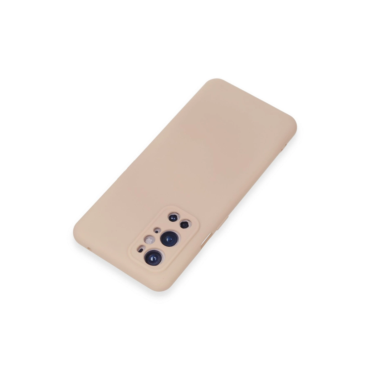 Beyaz arka plan üzerinde kamera oyuğuna sahip bej telefon kılıfı.