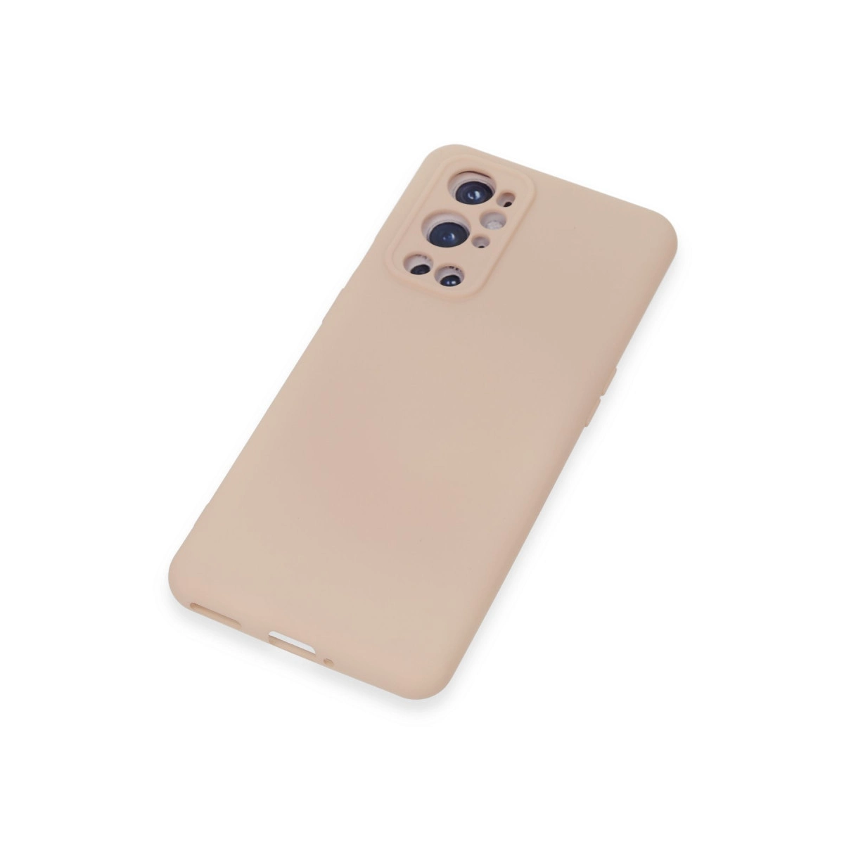 Arkada kamera modülü bulunan bej renkli telefon kılıfı.