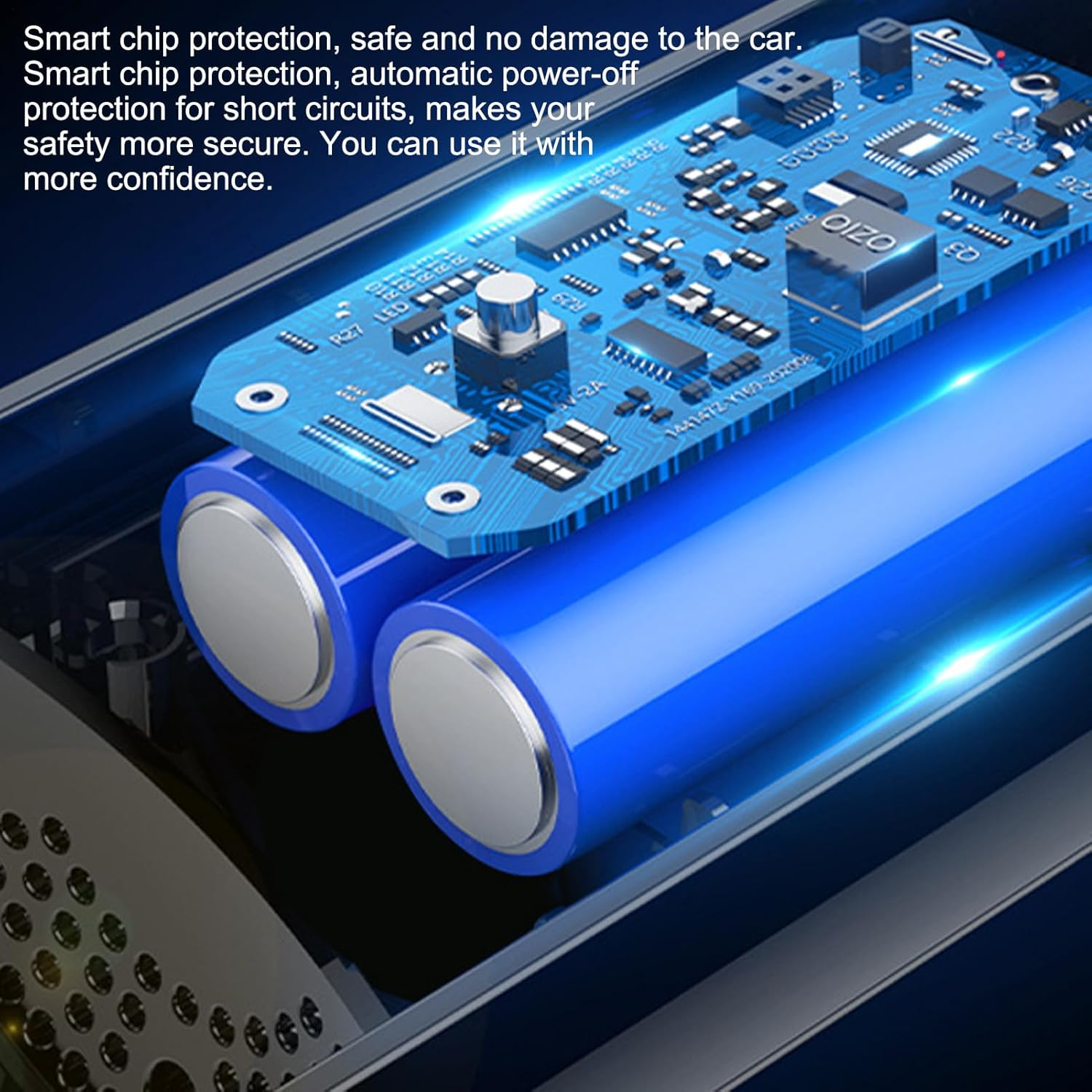 Zwei blaue Batterien neben einer Leiterplatte mit Chips.