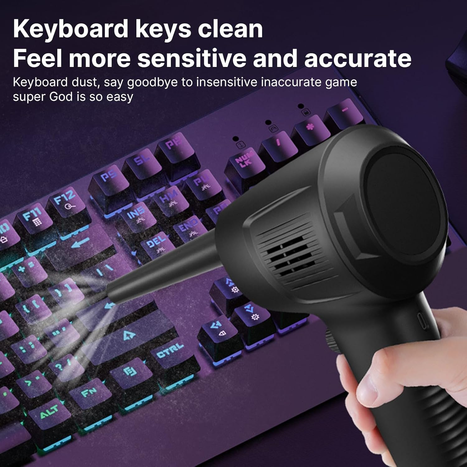 Ein schwarzer Blasebalg reinigt eine violette Tastatur mit RGB-Beleuchtung.