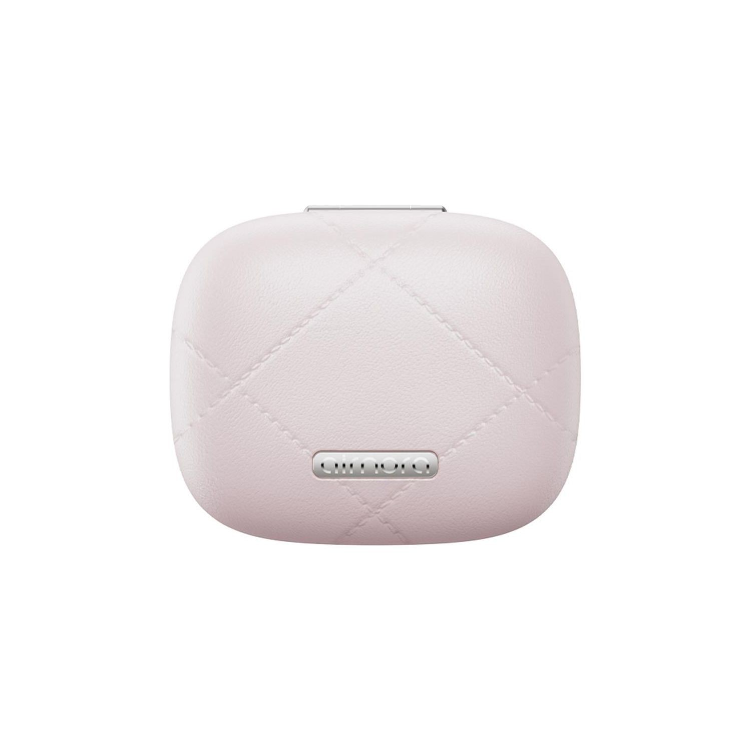 Una custodia di ricarica per auricolari rosa trapuntata con logo argentato.