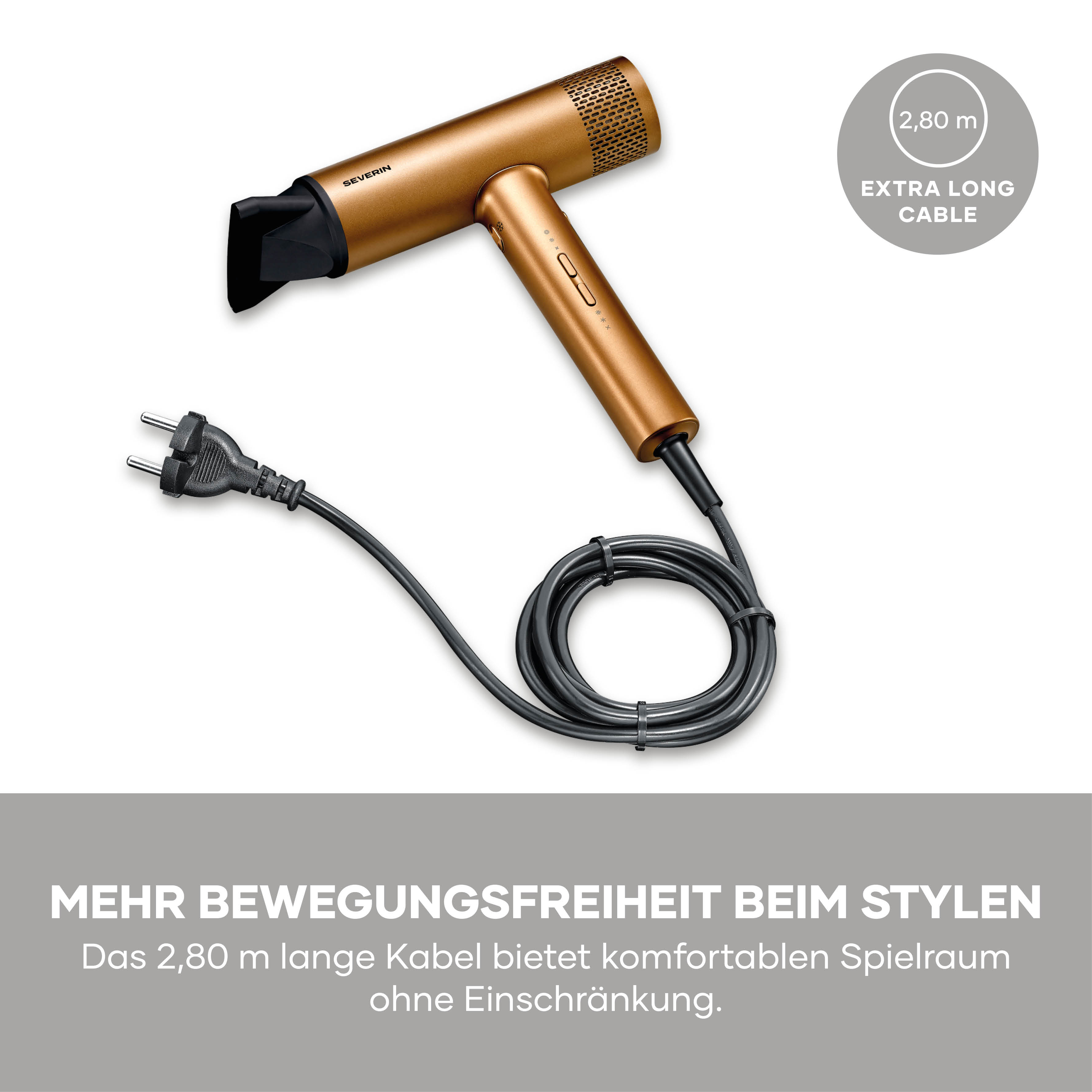Ein goldener Haartrockner mit schwarzem Kabel und Stecker.