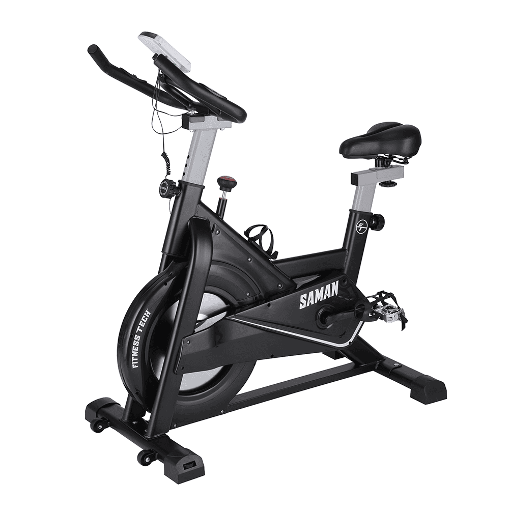 Una bicicleta de spinning negra con detalles plateados sobre fondo blanco.