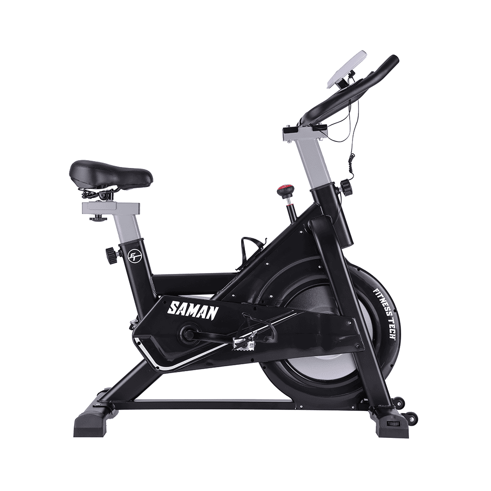 Bicicleta de spinning negra con detalles plateados y pantalla digital.