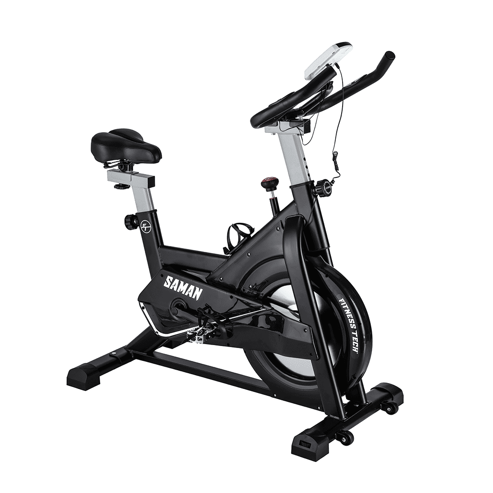 Una bicicleta de spinning negra con detalles plateados, pantalla blanca y portabotellas.