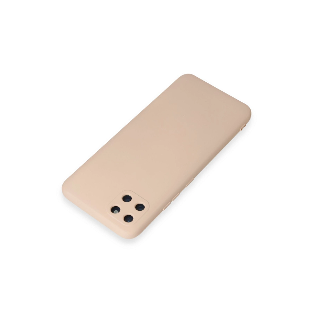 Beyaz arka planda dört kamera lensli bej telefon kılıfı.