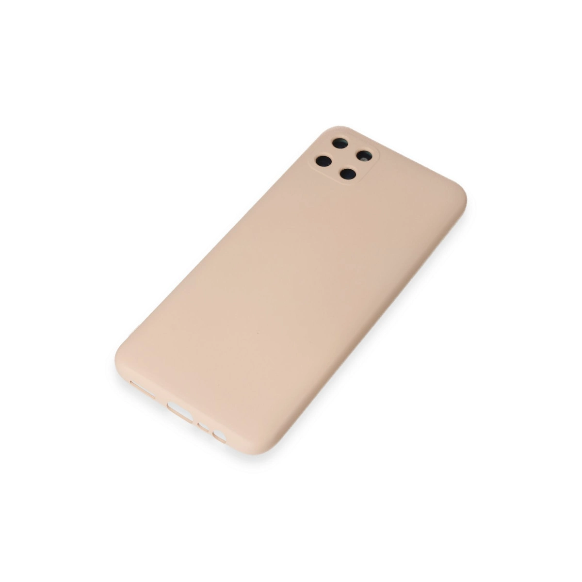 Beyaz arka plan üzerinde dört kamera lensi kesiği bulunan bej telefon kılıfı.