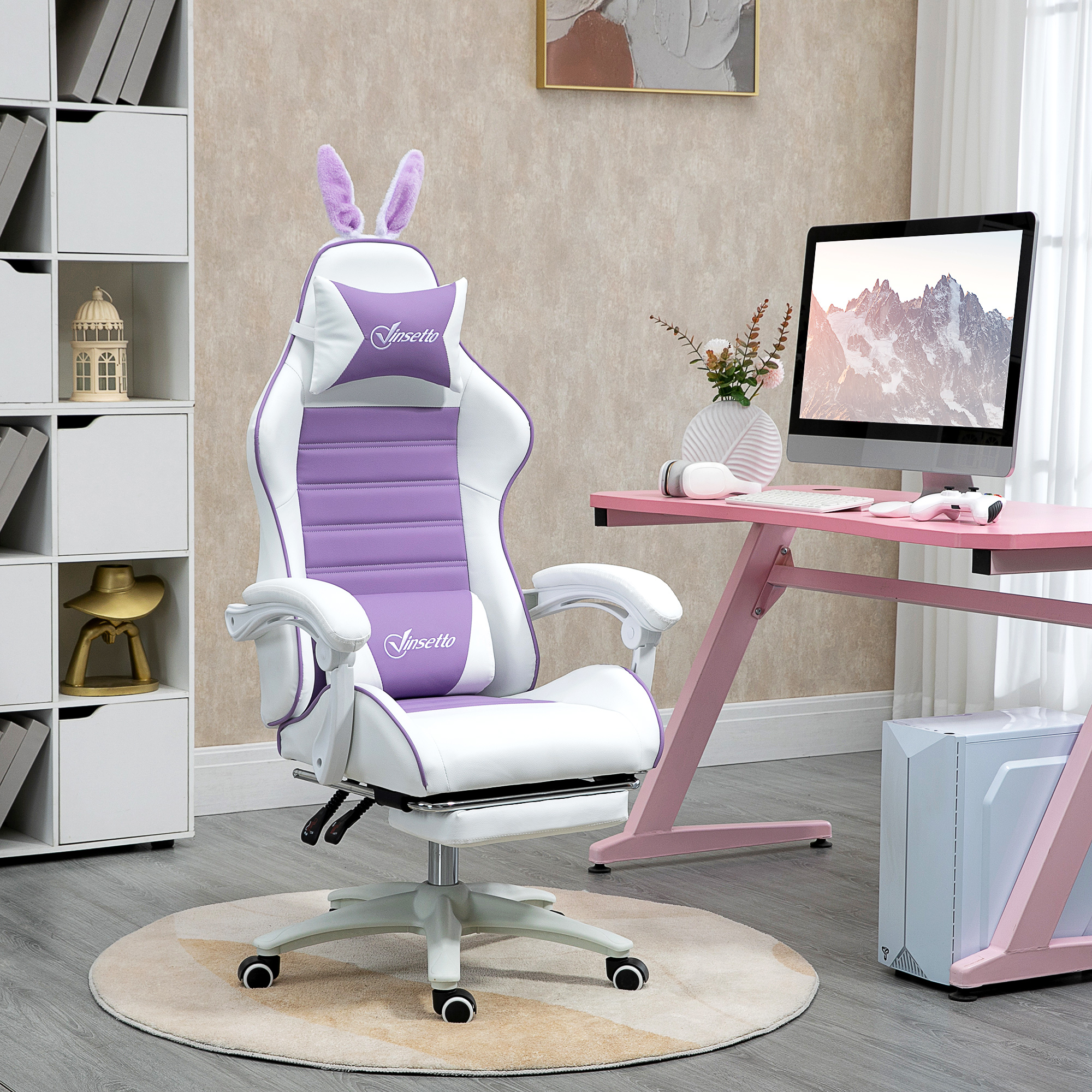 Ein violetter Gaming-Stuhl mit Hasenohren steht neben einem rosa Schreibtisch mit Computer.