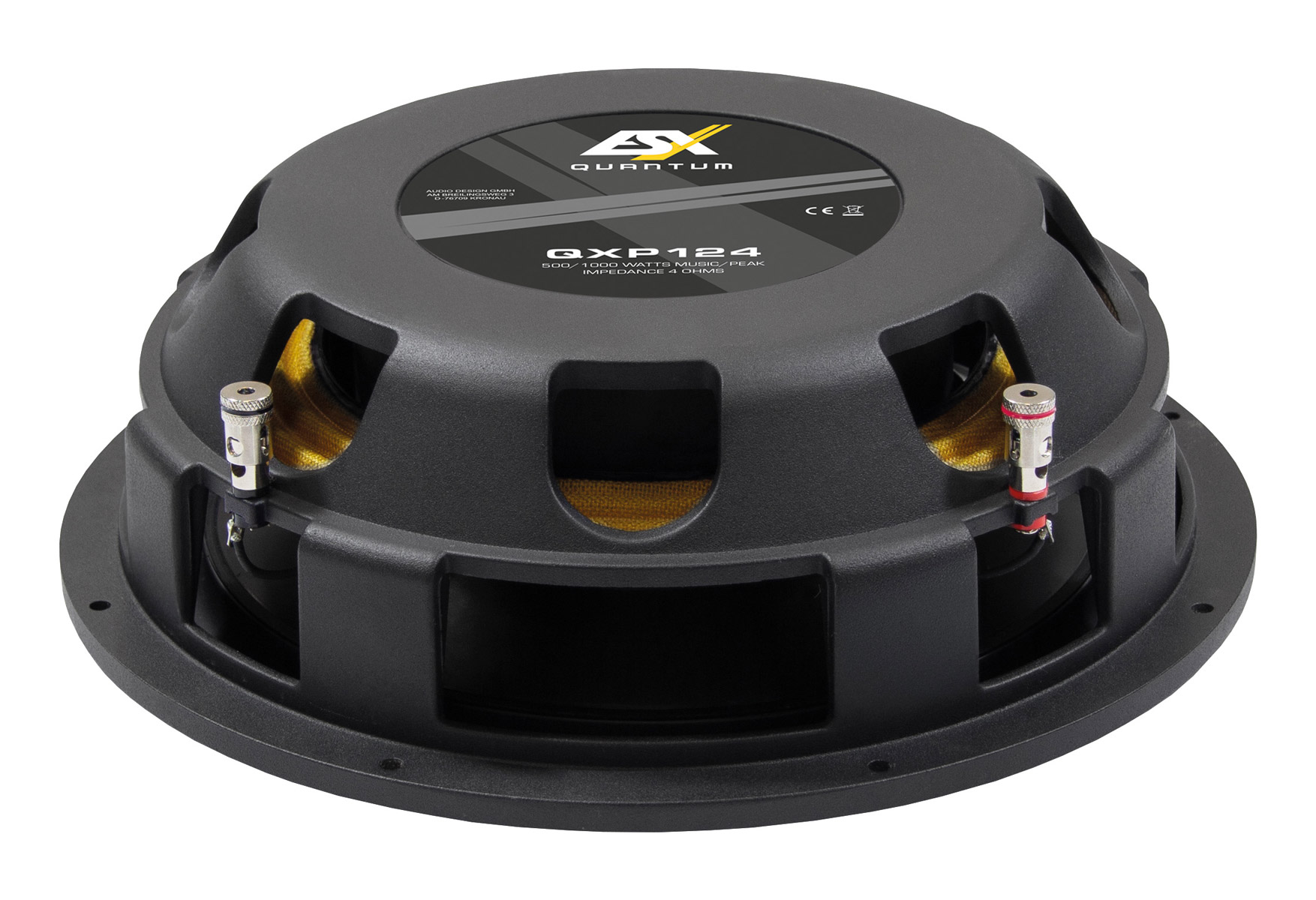 Schwarzer Subwoofer mit gelben Akzenten und silbernen Anschlüssen.