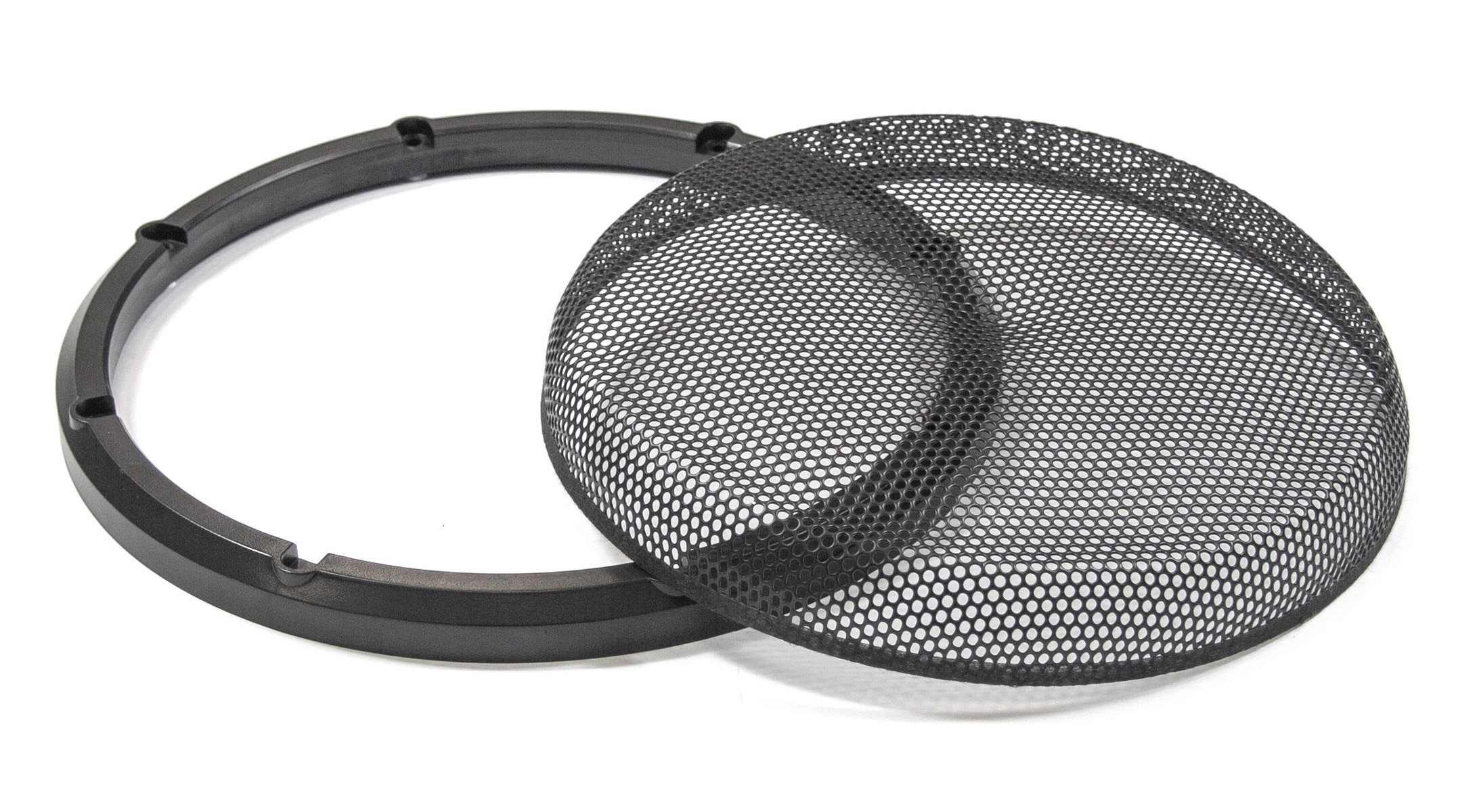 Ein schwarzer Lautsprechergrill und ein Ring mit Montagepunkten auf weißem Hintergrund.